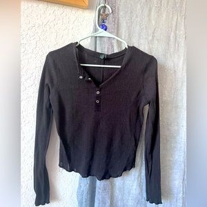 Black semi cropped long sleeved shirt